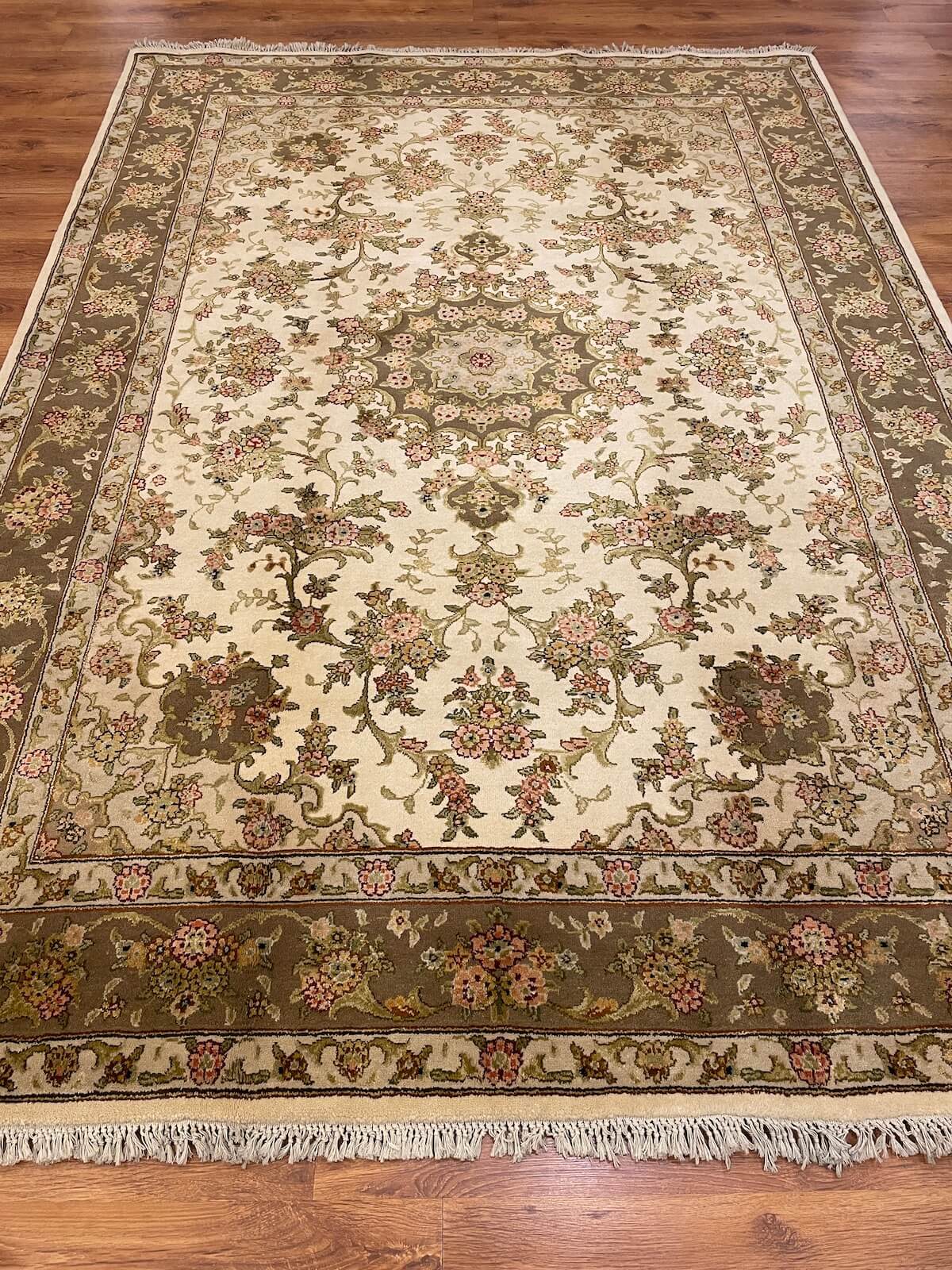 Enderun İpekli Uşak El Dokuma Halı