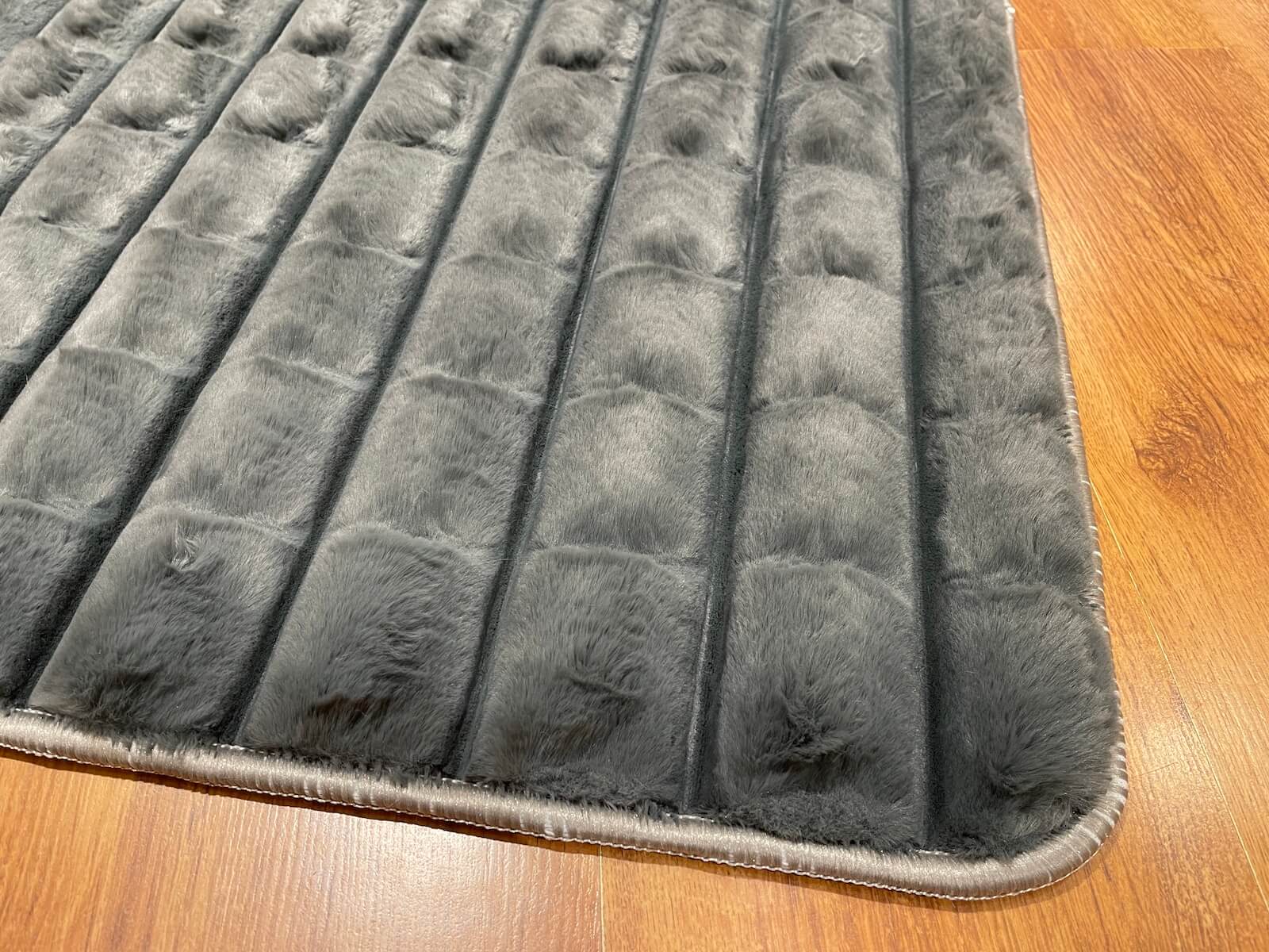 Piramit Desenli Antrasit Peluş Halı