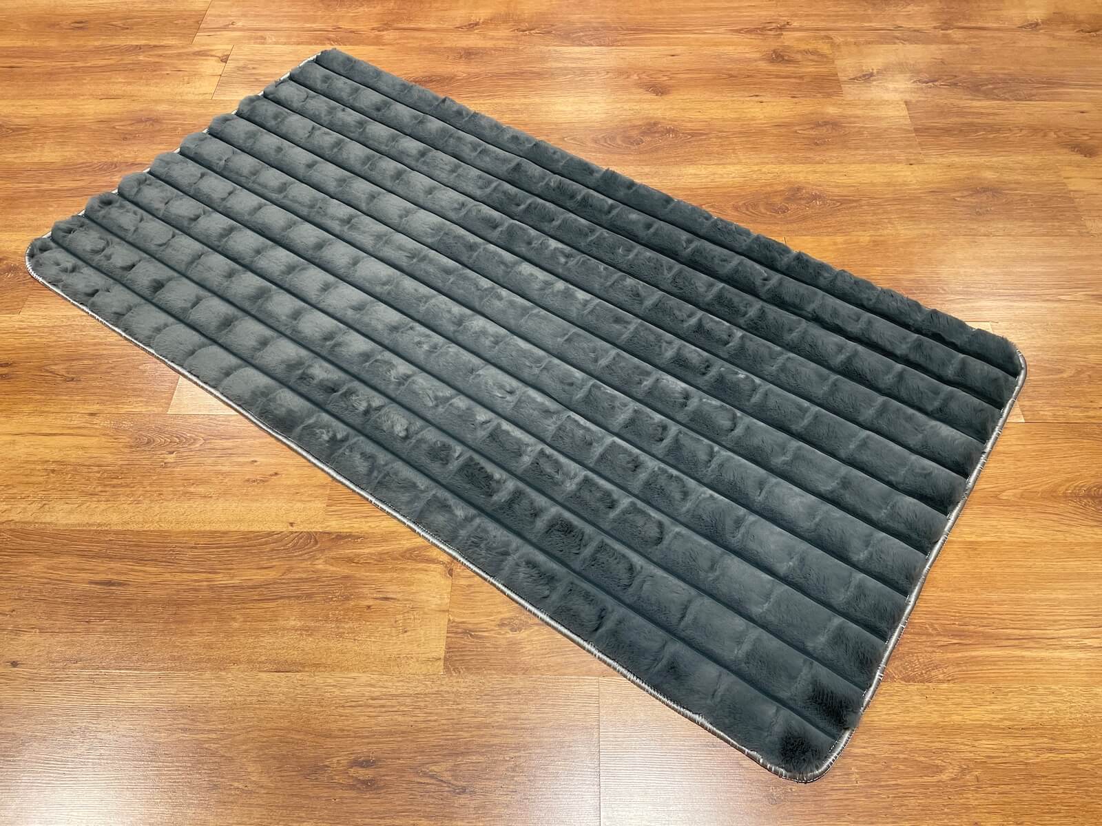 Piramit Desenli Antrasit Peluş Halı