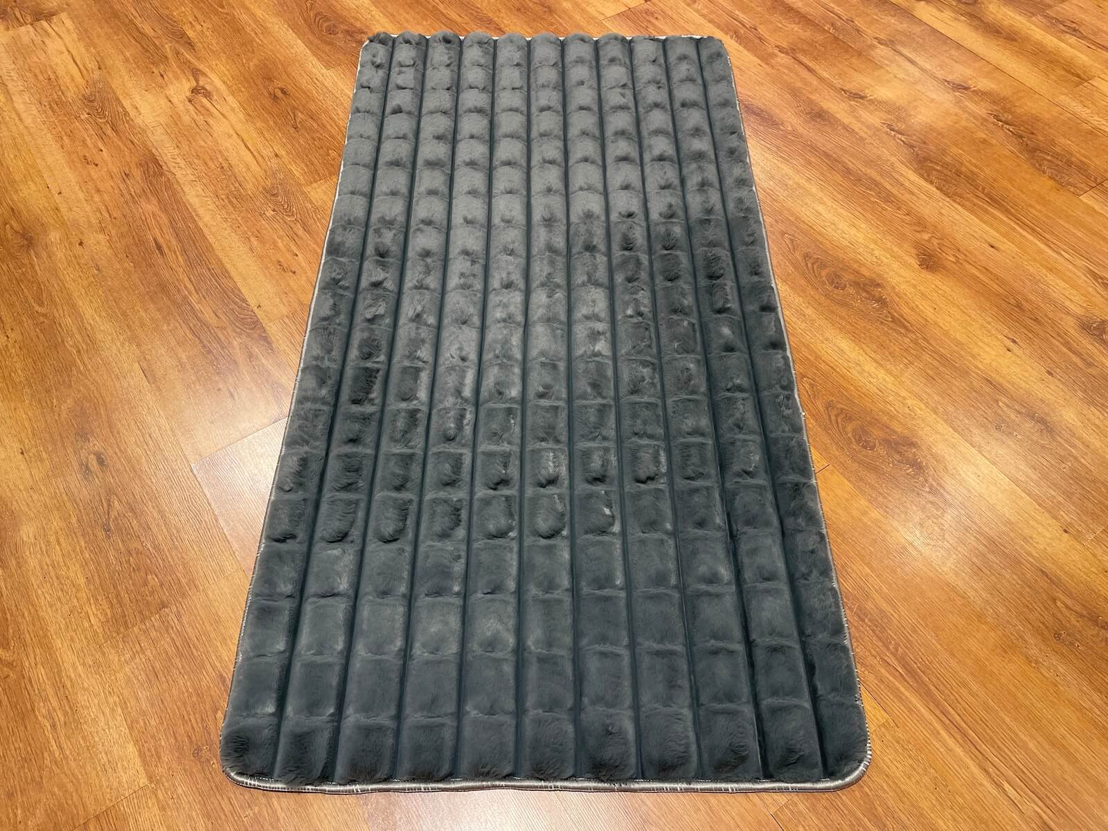 Piramit Desenli Antrasit Peluş Halı