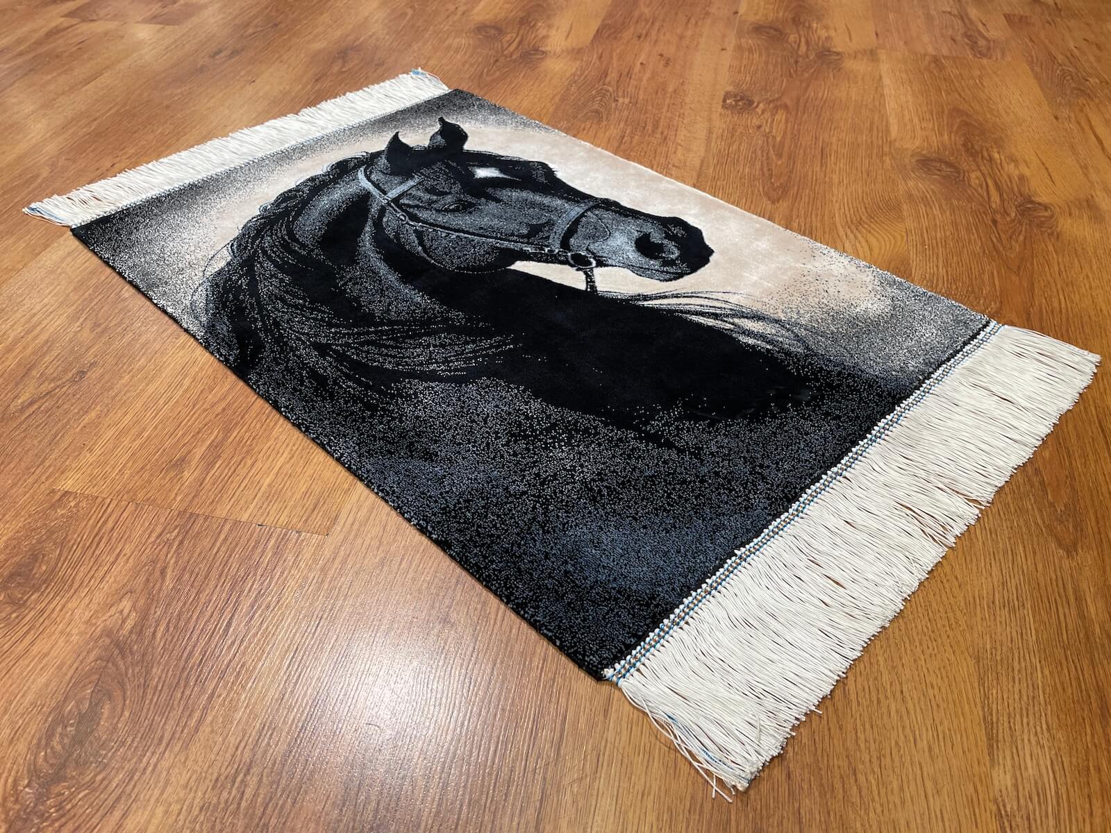 At Desenli Tablo Bambu Halı