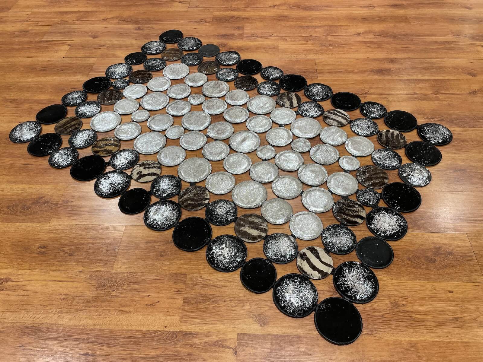 Puantiyeli Orijinal Deri Halı