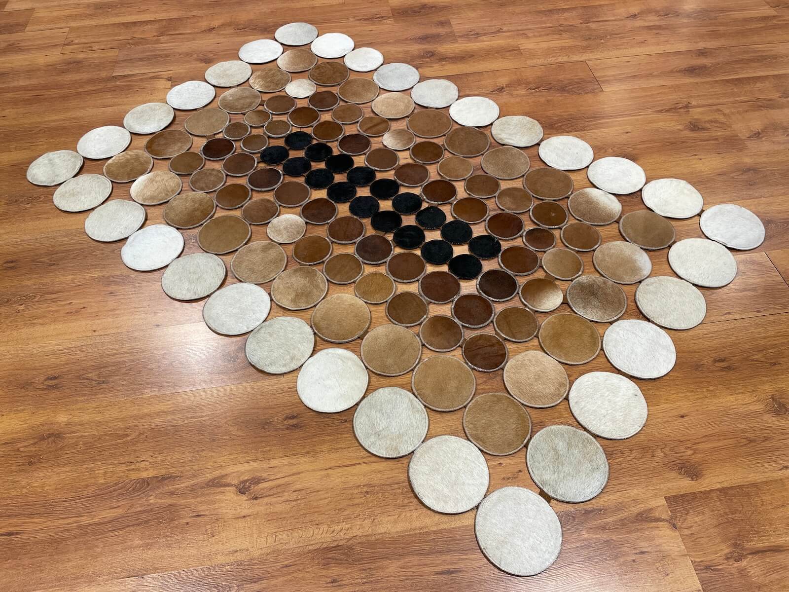 Puantiyeli Orijinal Deri Halı