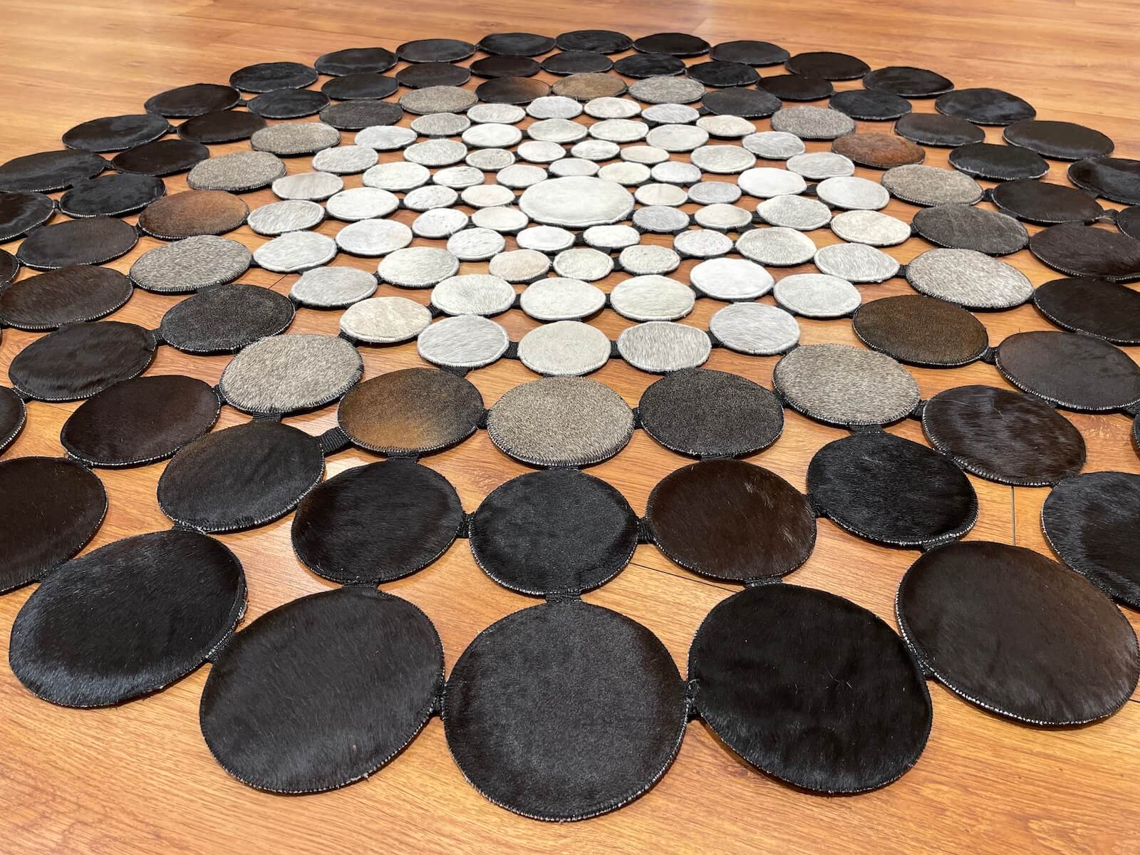 Puantiyeli Yuvarlak Orijinal Deri Halı