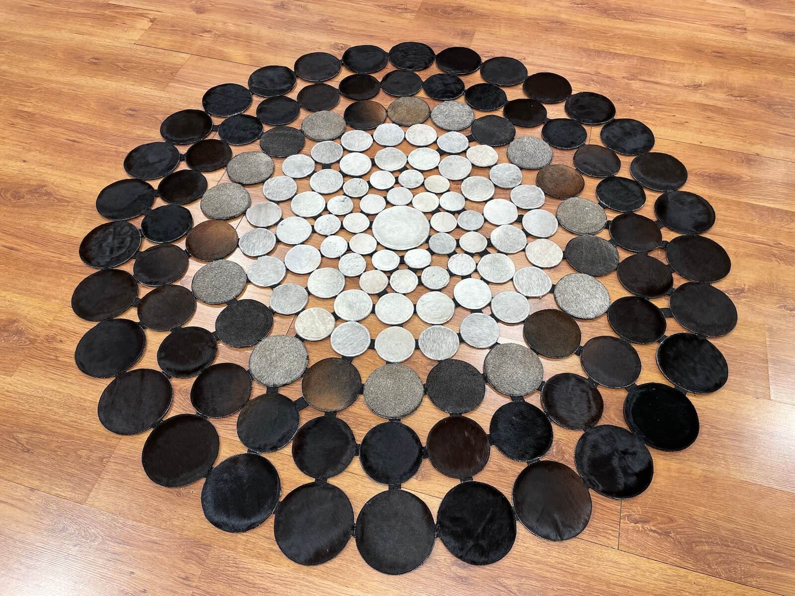 Puantiyeli Yuvarlak Orijinal Deri Halı