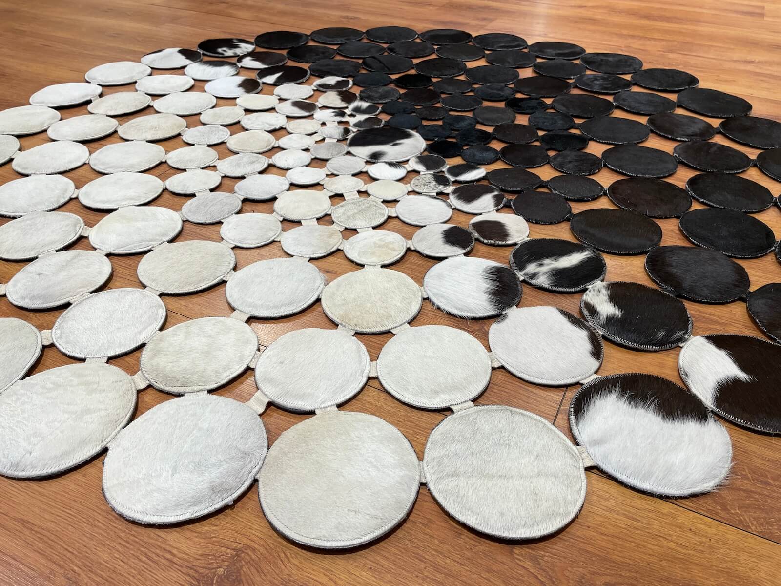 Puantiyeli Yuvarlak Orijinal Deri Halı