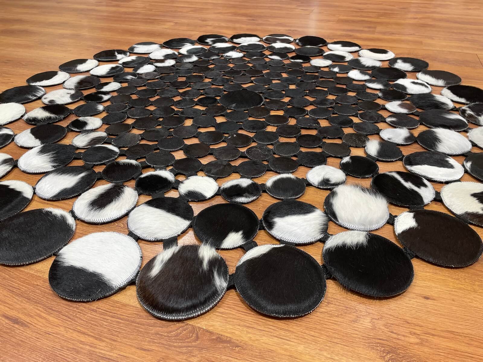 Puantiyeli Yuvarlak Orijinal Deri Halı