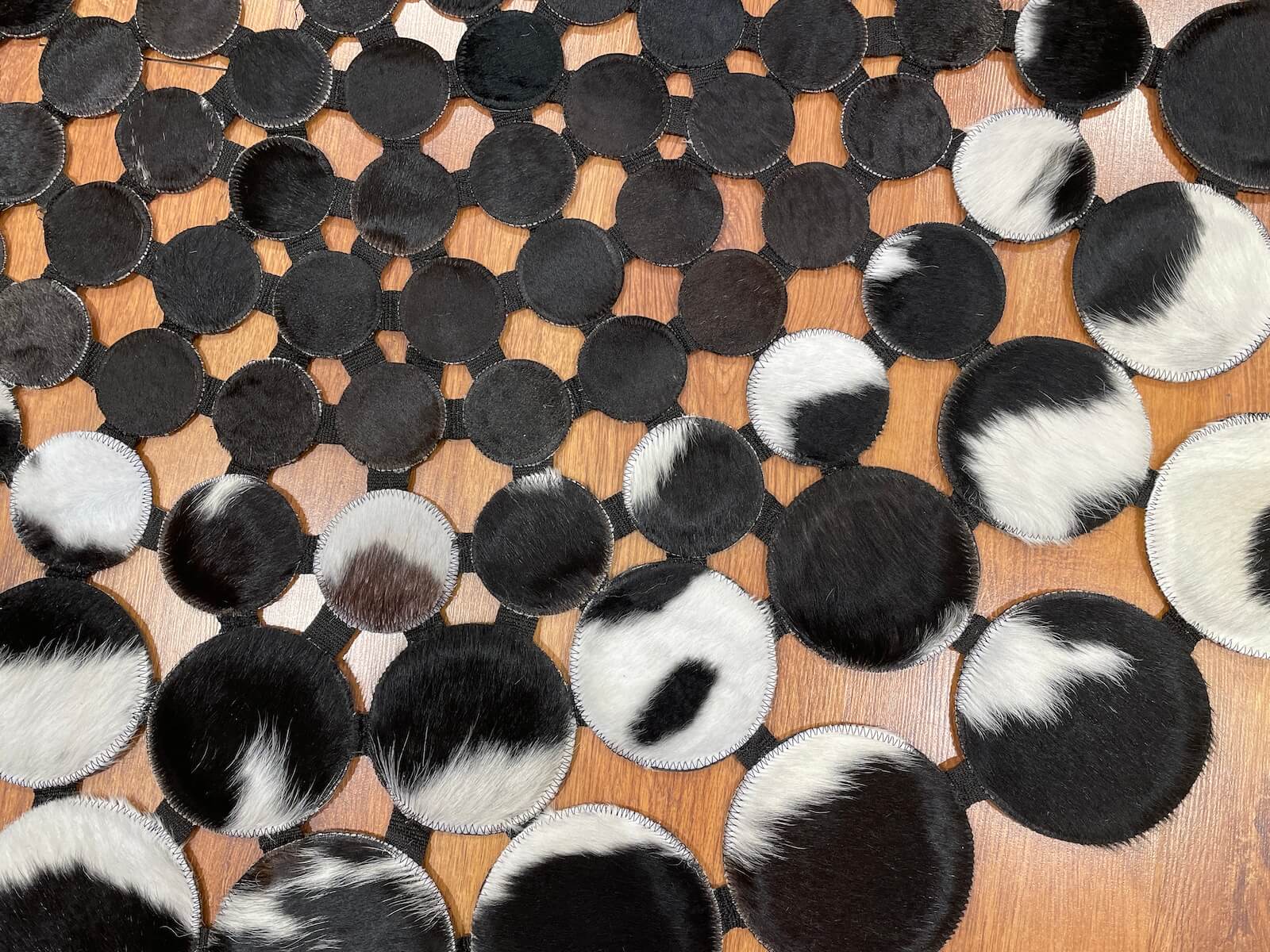 Puantiyeli Yuvarlak Orijinal Deri Halı