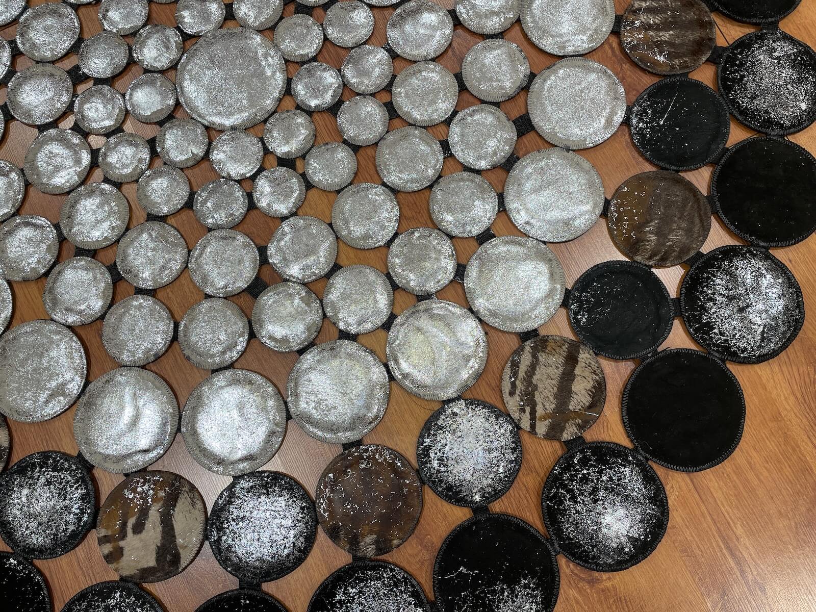 Puantiyeli Yuvarlak Orijinal Deri Halı