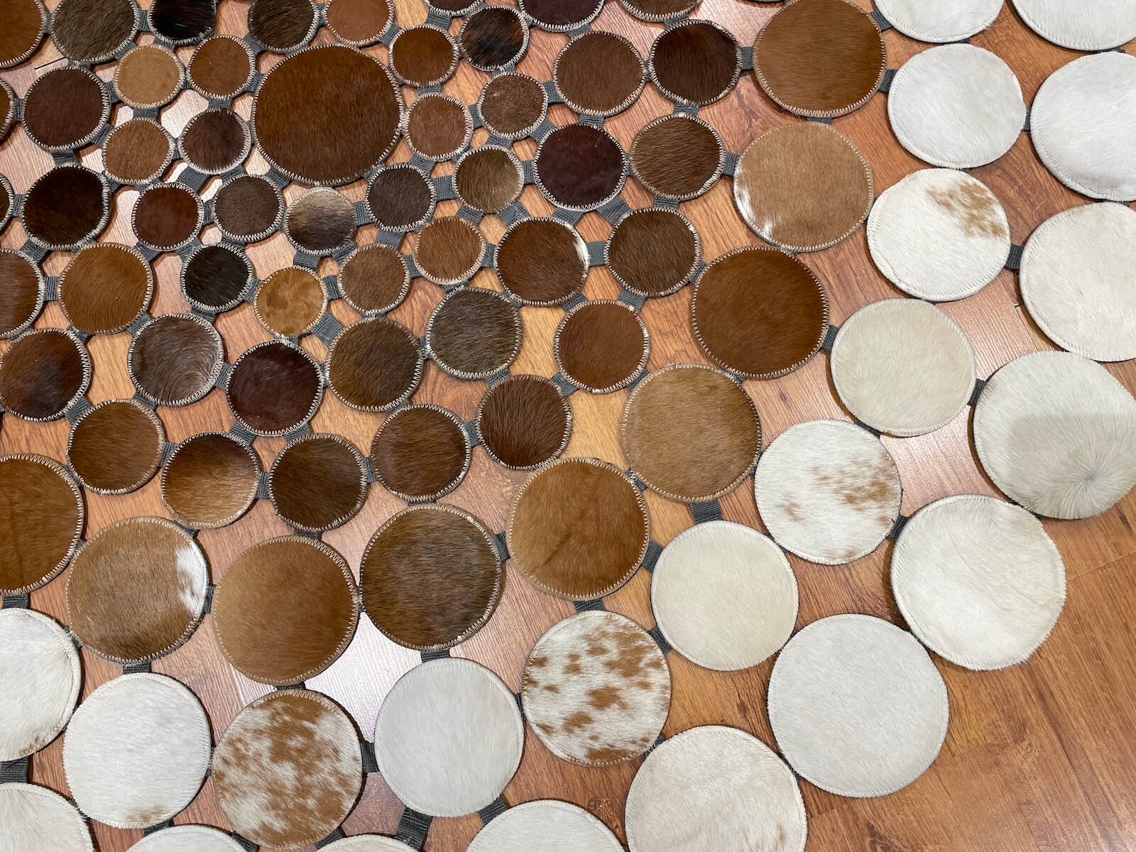 Puantiyeli Yuvarlak Orijinal Deri Halı