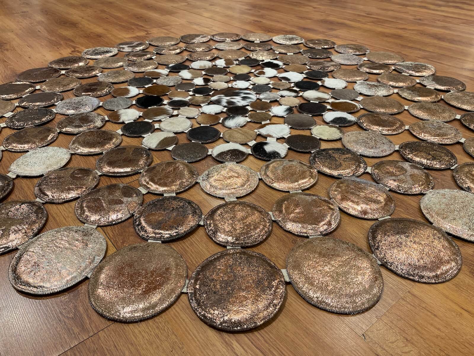 Puantiyeli Yuvarlak Orijinal Deri Halı