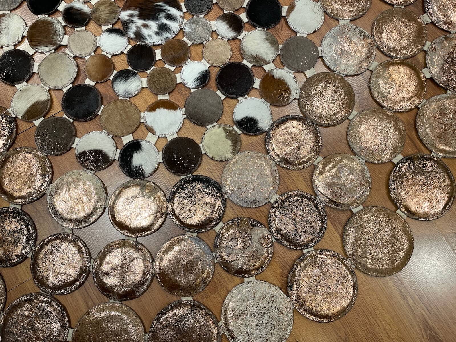 Puantiyeli Yuvarlak Orijinal Deri Halı