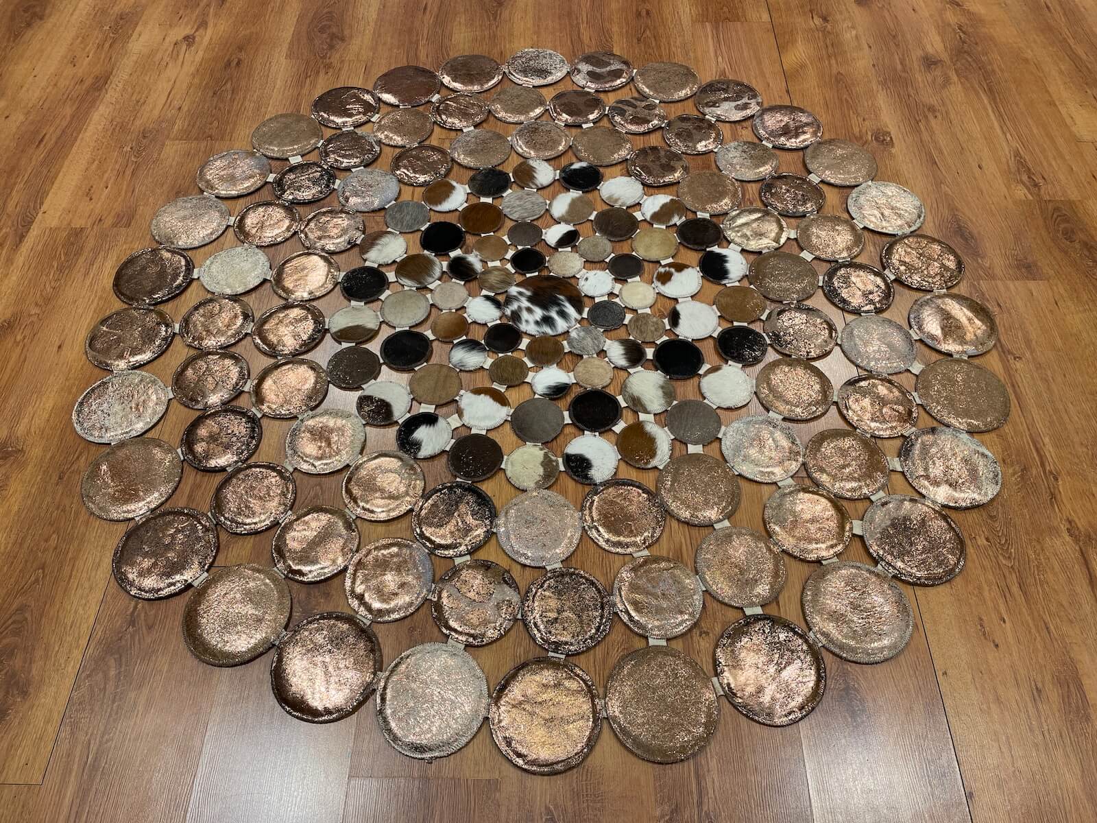 Puantiyeli Yuvarlak Orijinal Deri Halı