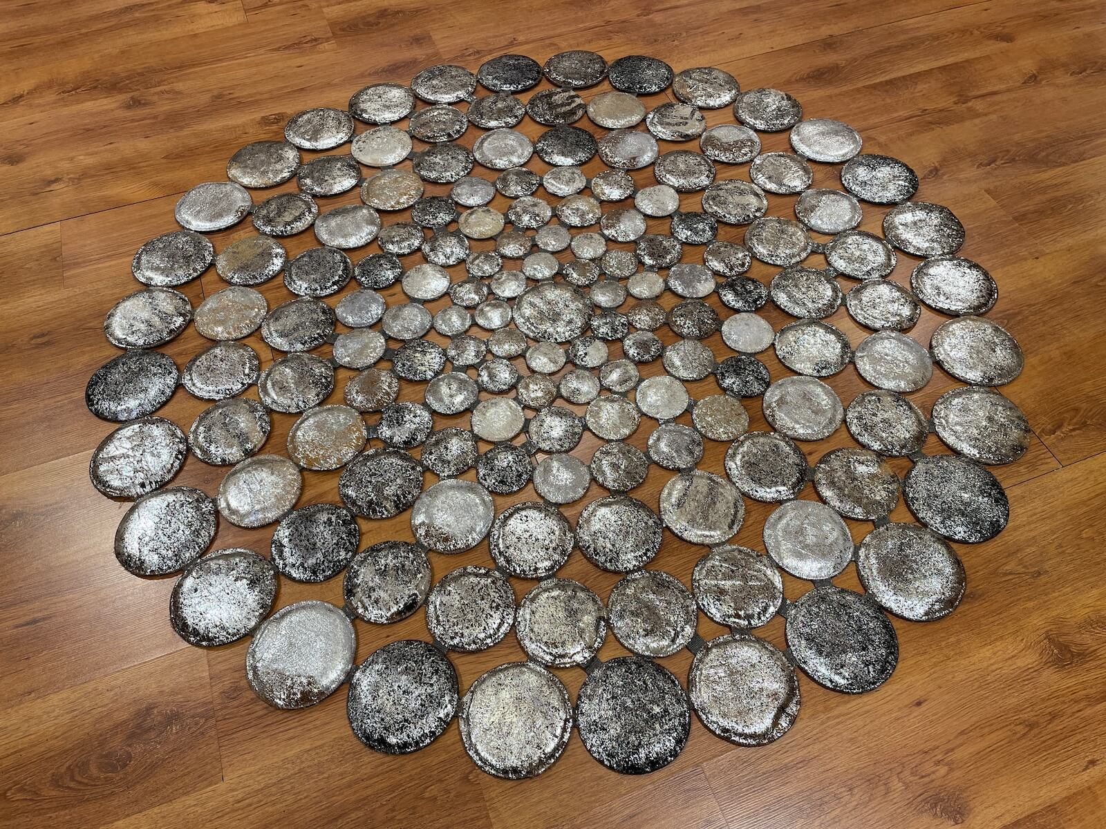 Puantiyeli Yuvarlak Orijinal Deri Halı