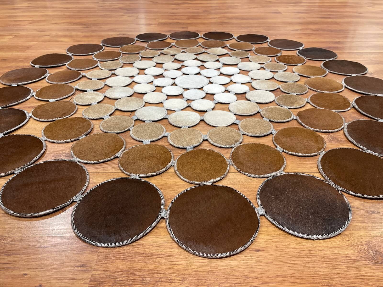 Puantiyeli Yuvarlak Orijinal Deri Halı