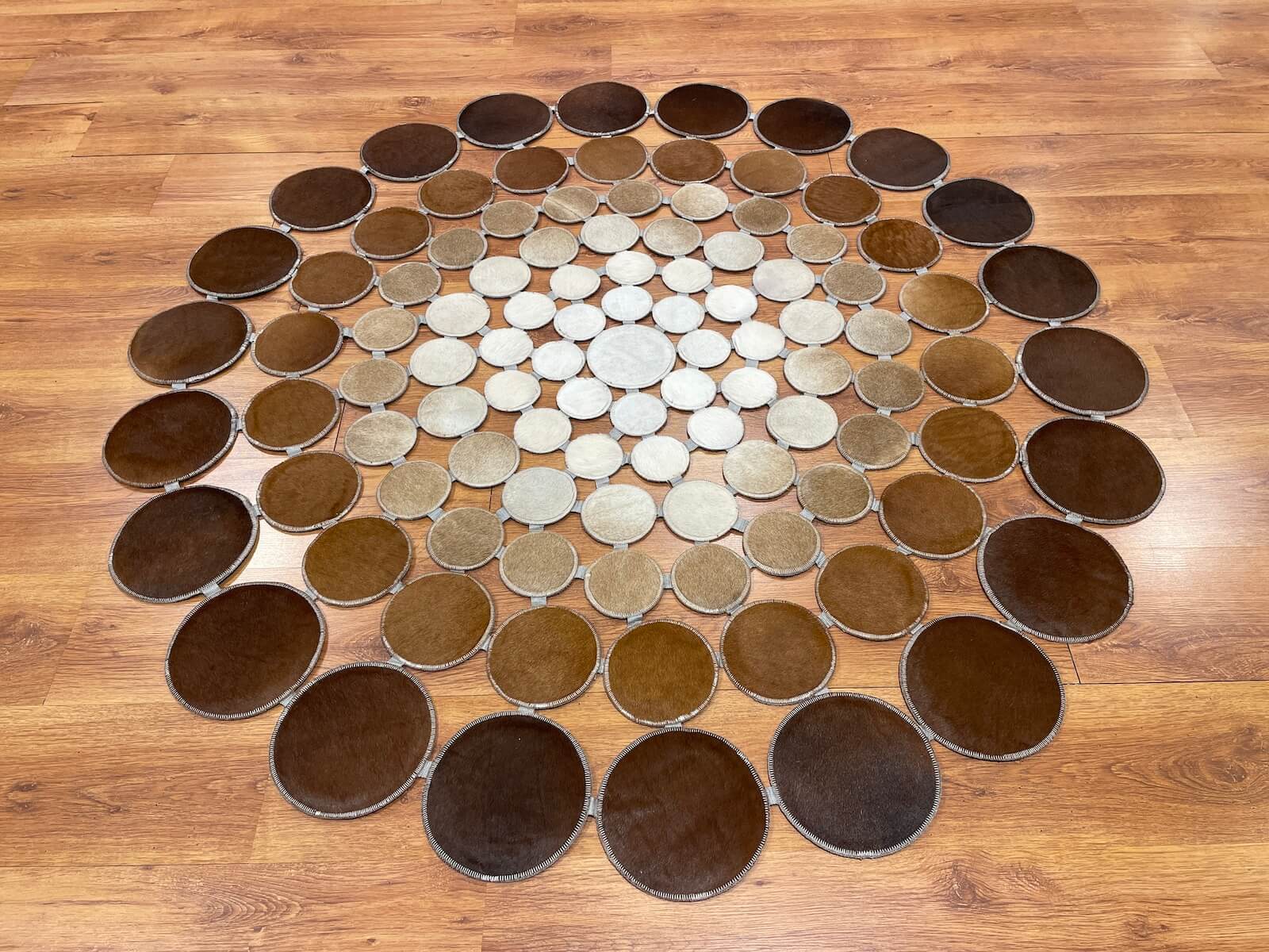 Puantiyeli Yuvarlak Orijinal Deri Halı