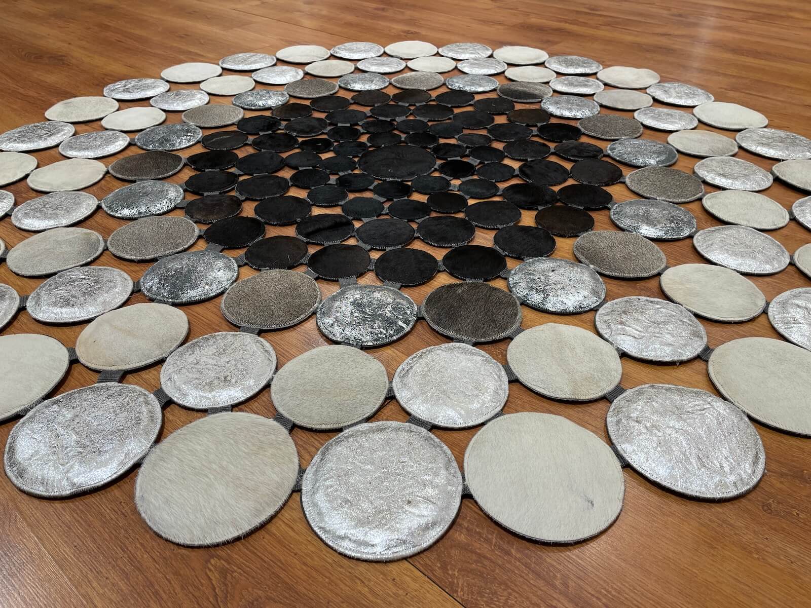 Puantiyeli Yuvarlak Orijinal Deri Halı