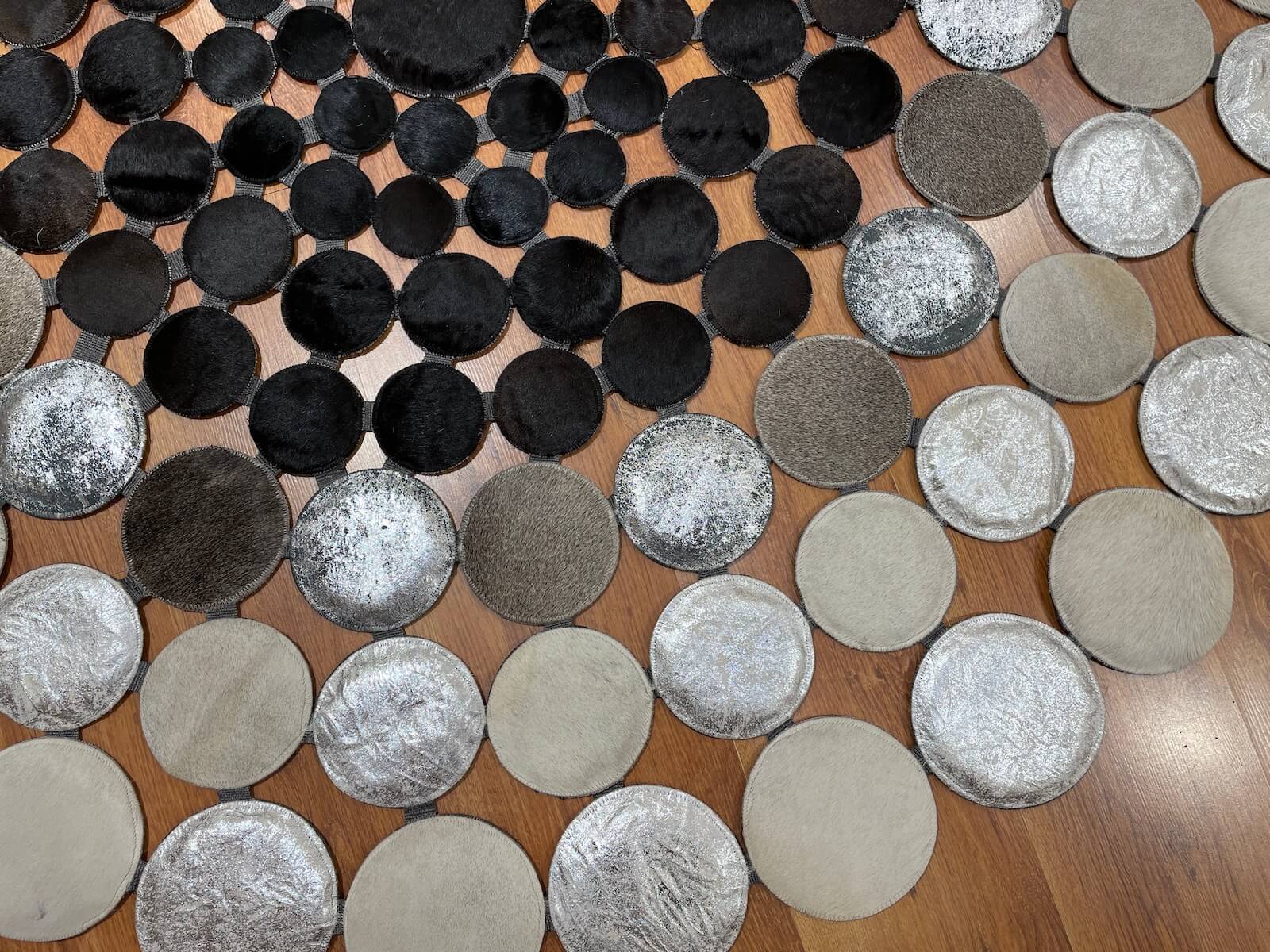 Puantiyeli Yuvarlak Orijinal Deri Halı