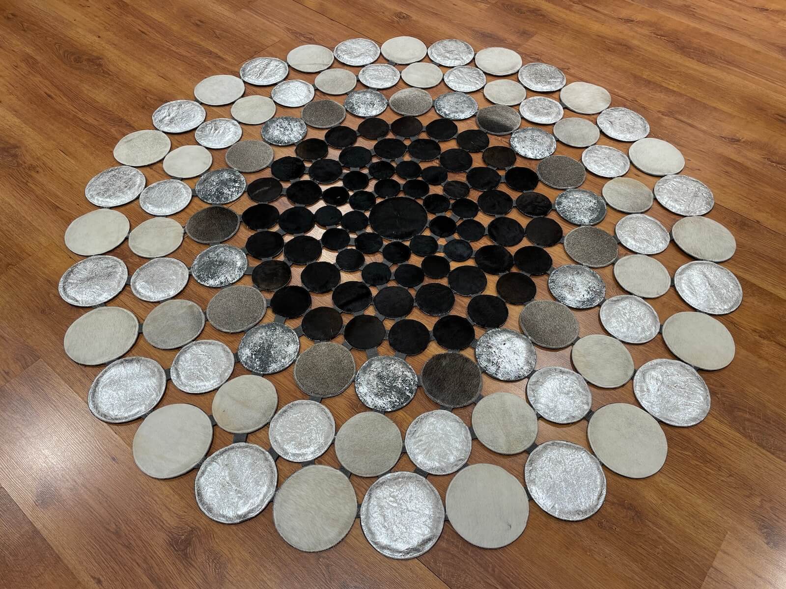 Puantiyeli Yuvarlak Orijinal Deri Halı