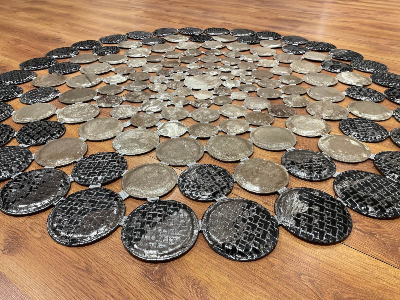 Puantiyeli Yuvarlak Orijinal Deri Halı