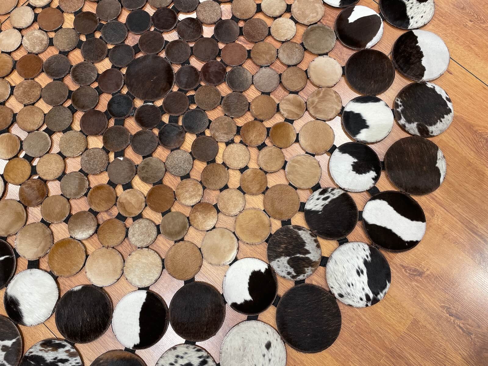 Puantiyeli Yuvarlak Orijinal Deri Halı