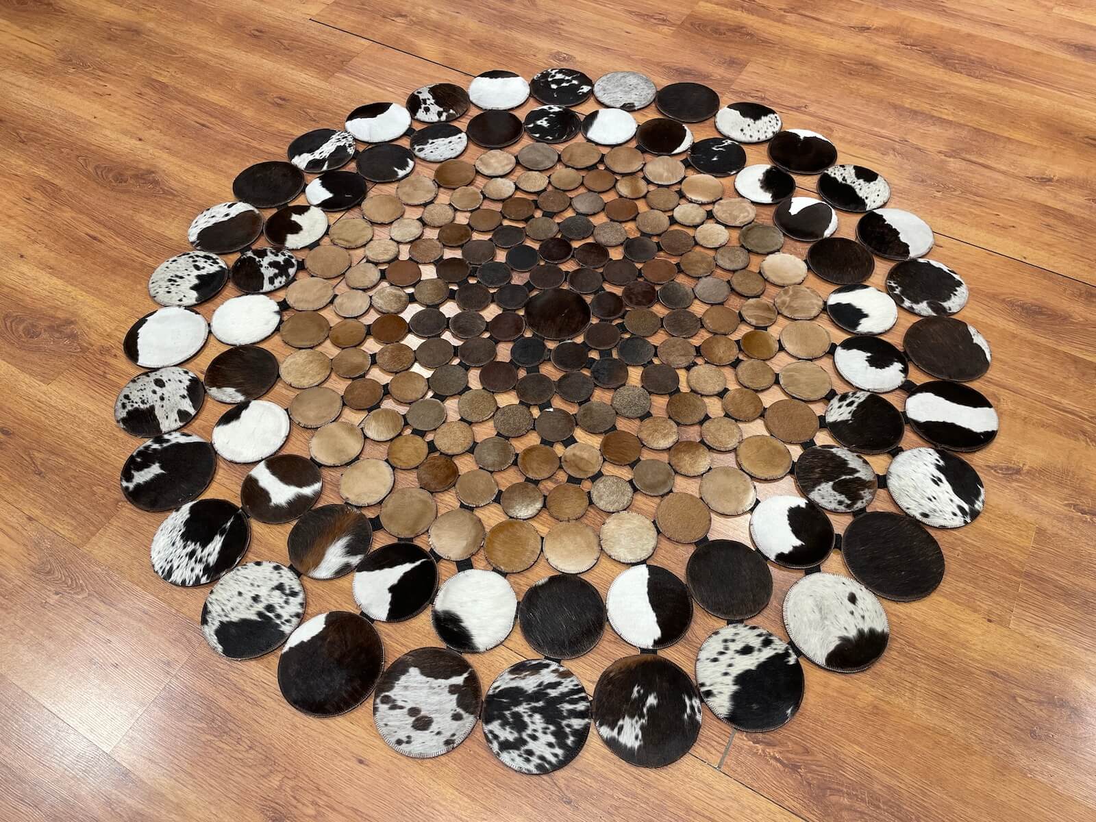 Puantiyeli Yuvarlak Orijinal Deri Halı