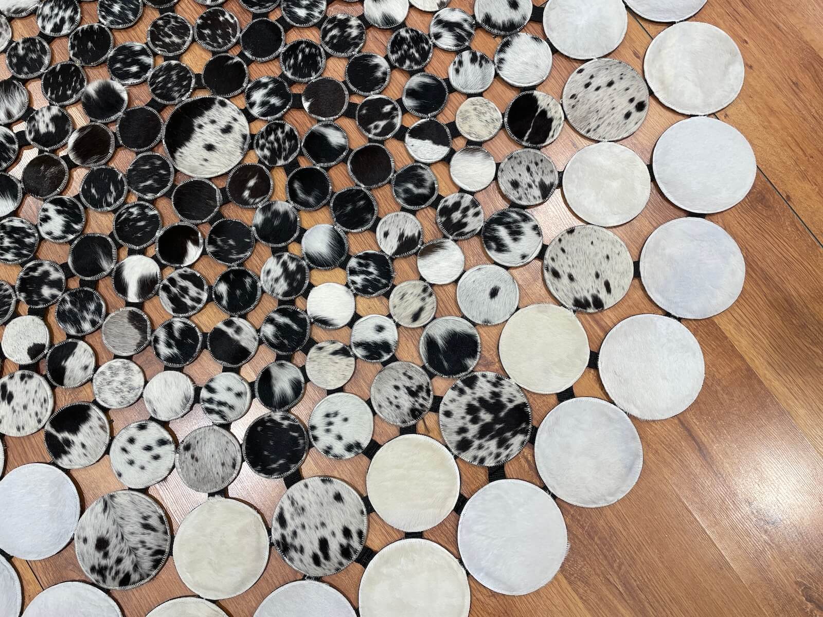 Puantiyeli Yuvarlak Orijinal Deri Halı