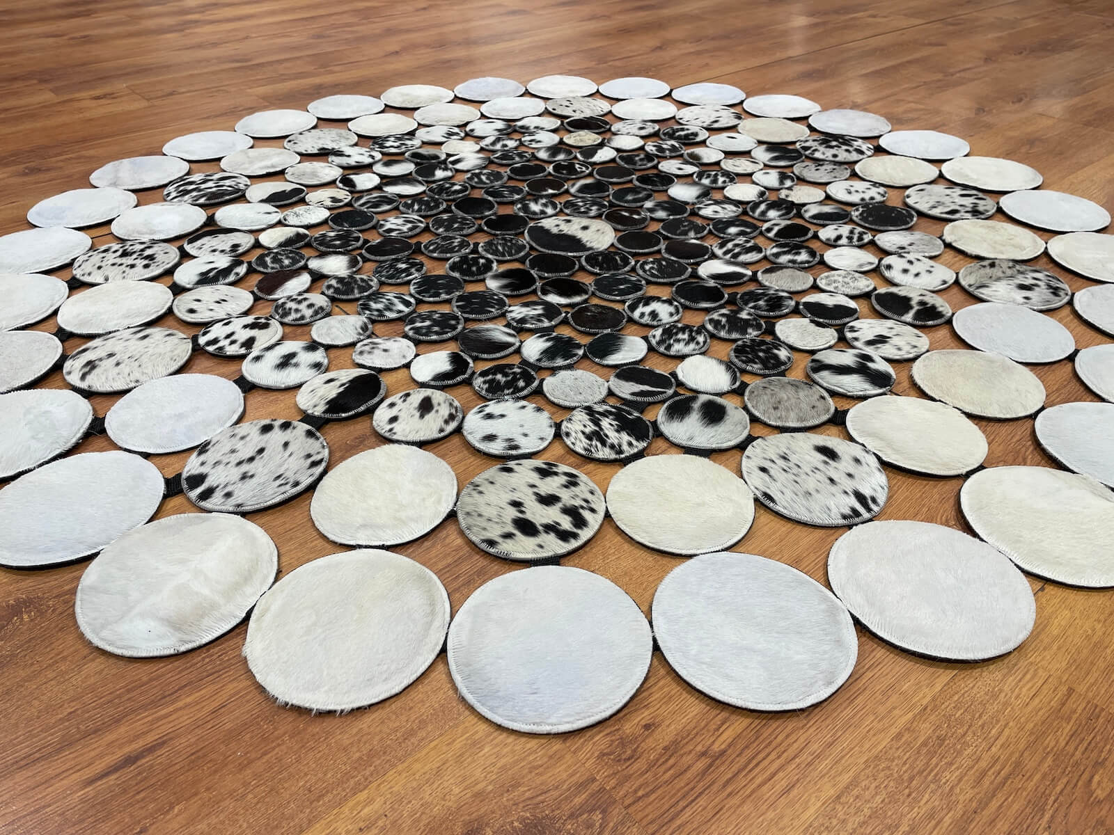 Puantiyeli Yuvarlak Orijinal Deri Halı