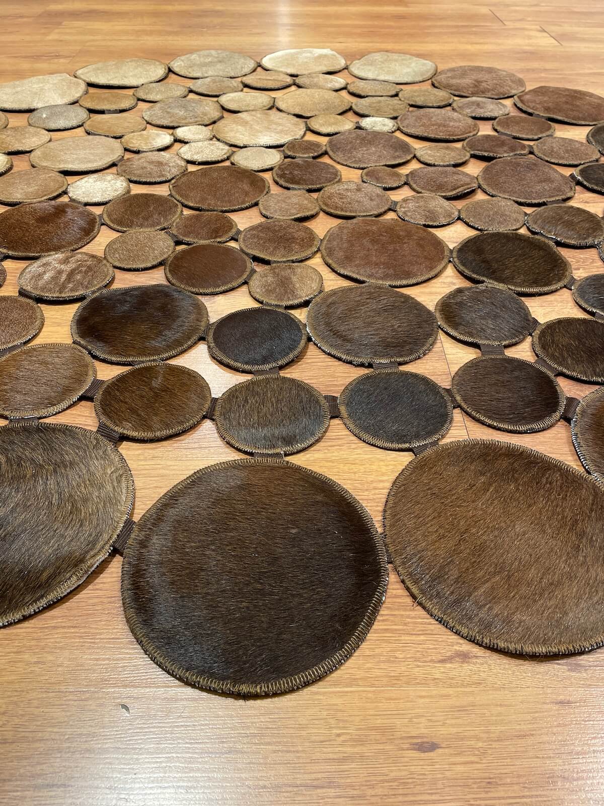 Puantiyeli Yuvarlak Orijinal Deri Halı