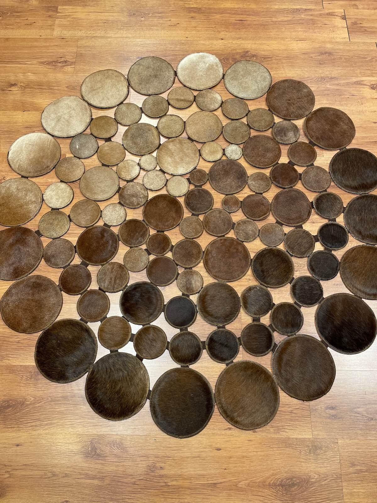 Puantiyeli Yuvarlak Orijinal Deri Halı