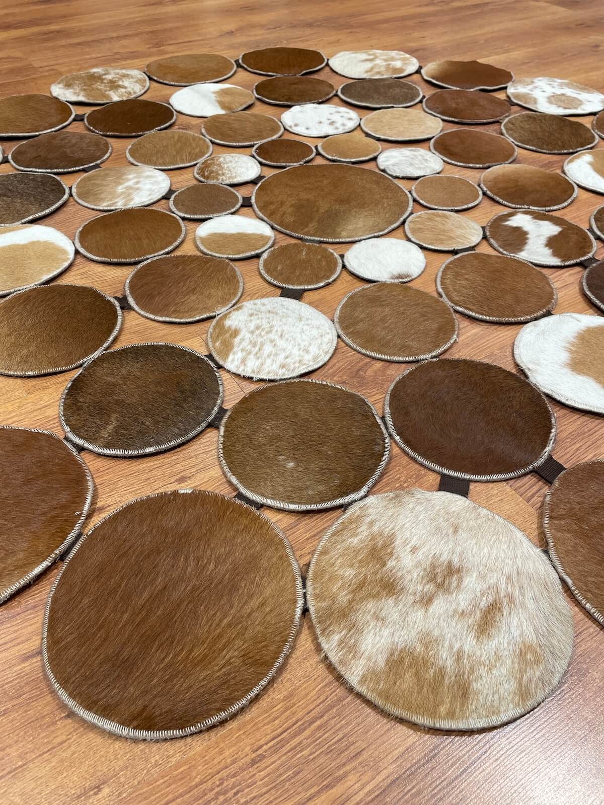 Puantiyeli Yuvarlak Orijinal Deri Halı