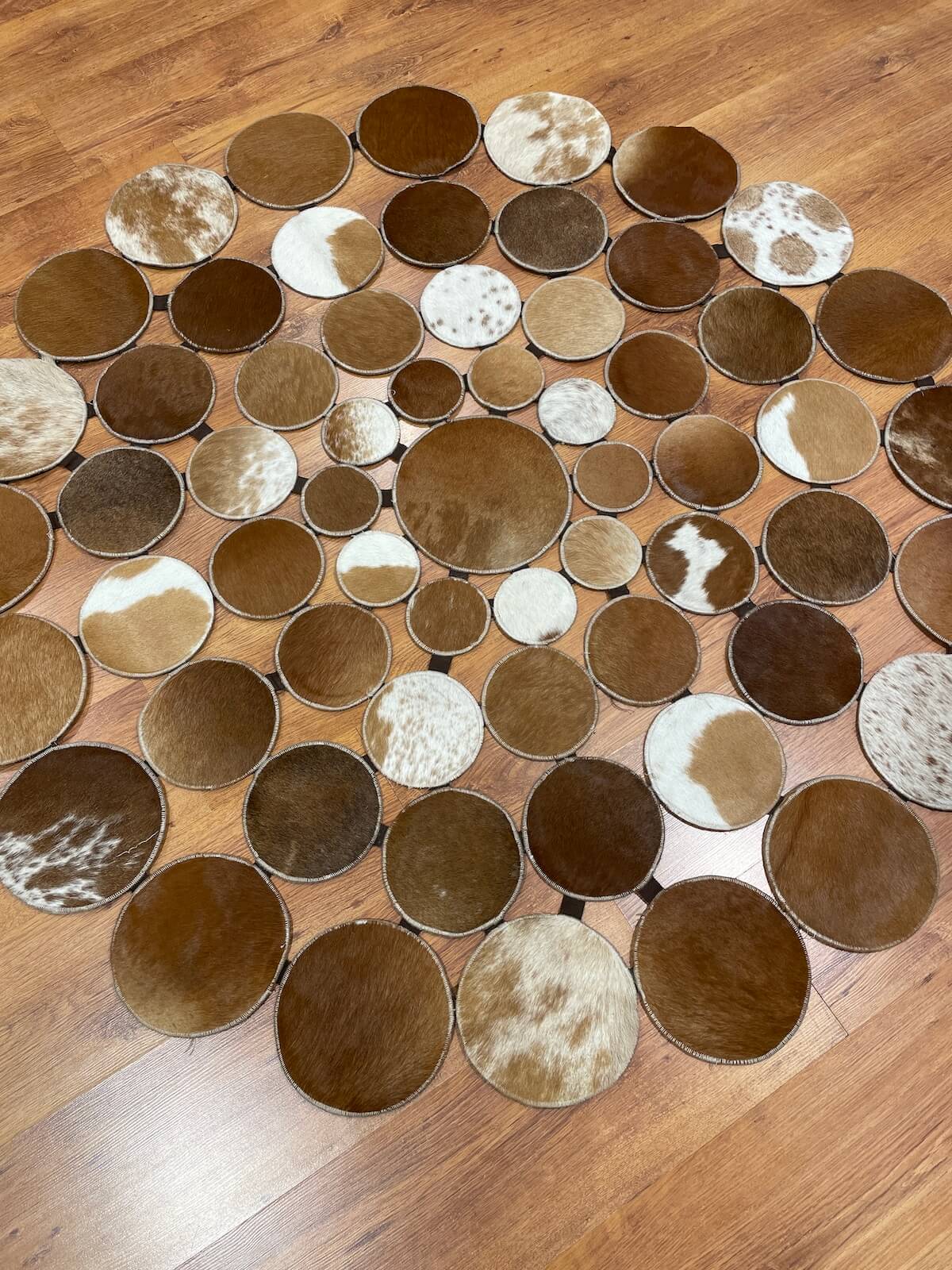 Puantiyeli Yuvarlak Orijinal Deri Halı