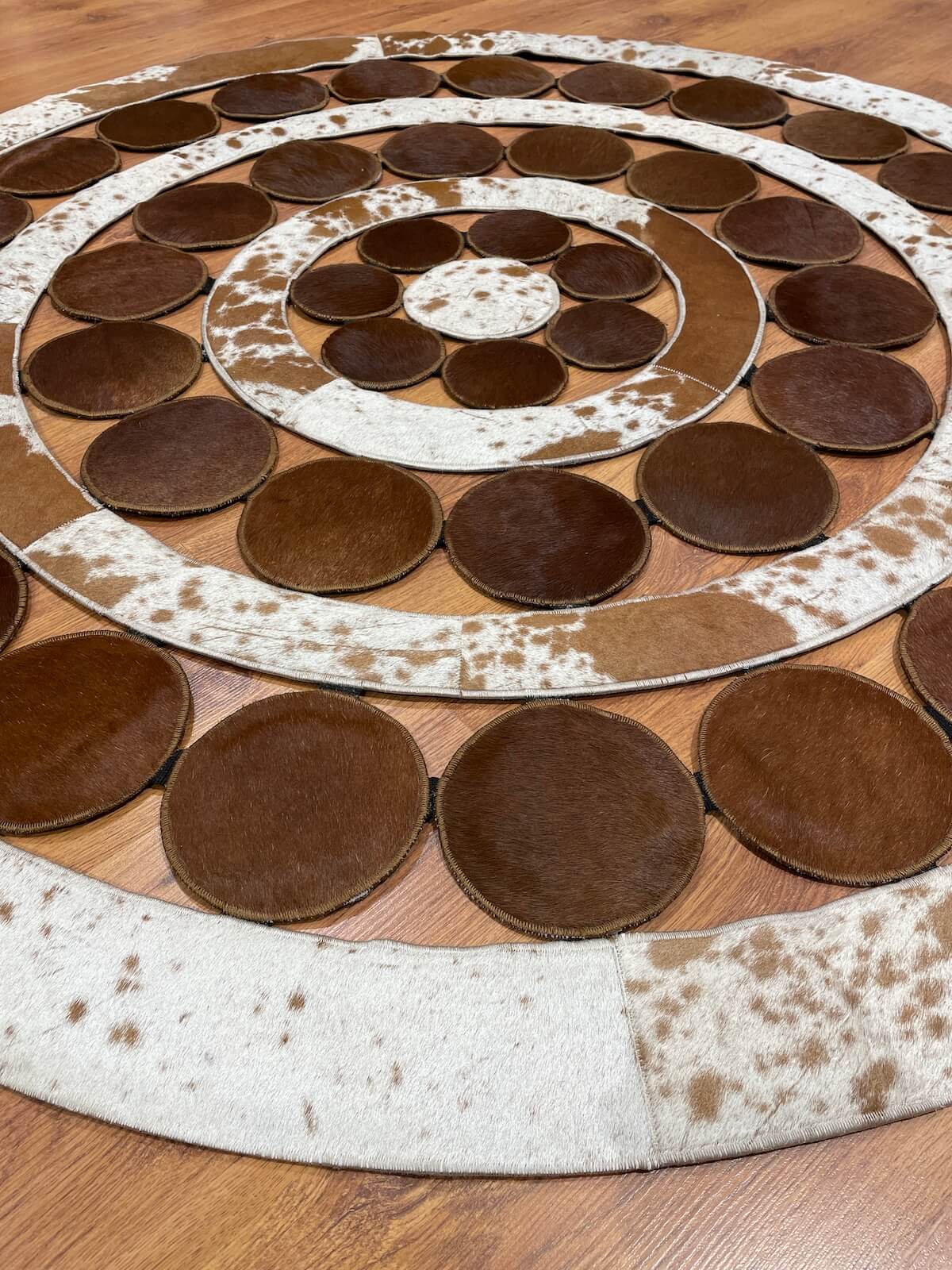 Puantiyeli Yuvarlak Orijinal Deri Halı