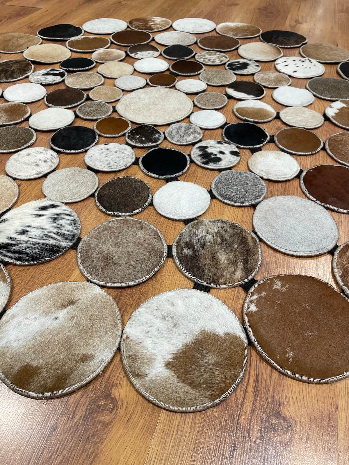 Puantiyeli Yuvarlak Orijinal Deri Halı