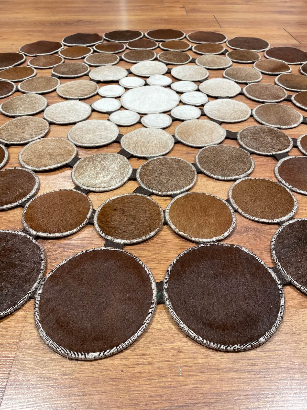 Puantiyeli Yuvarlak Orijinal Deri Halı