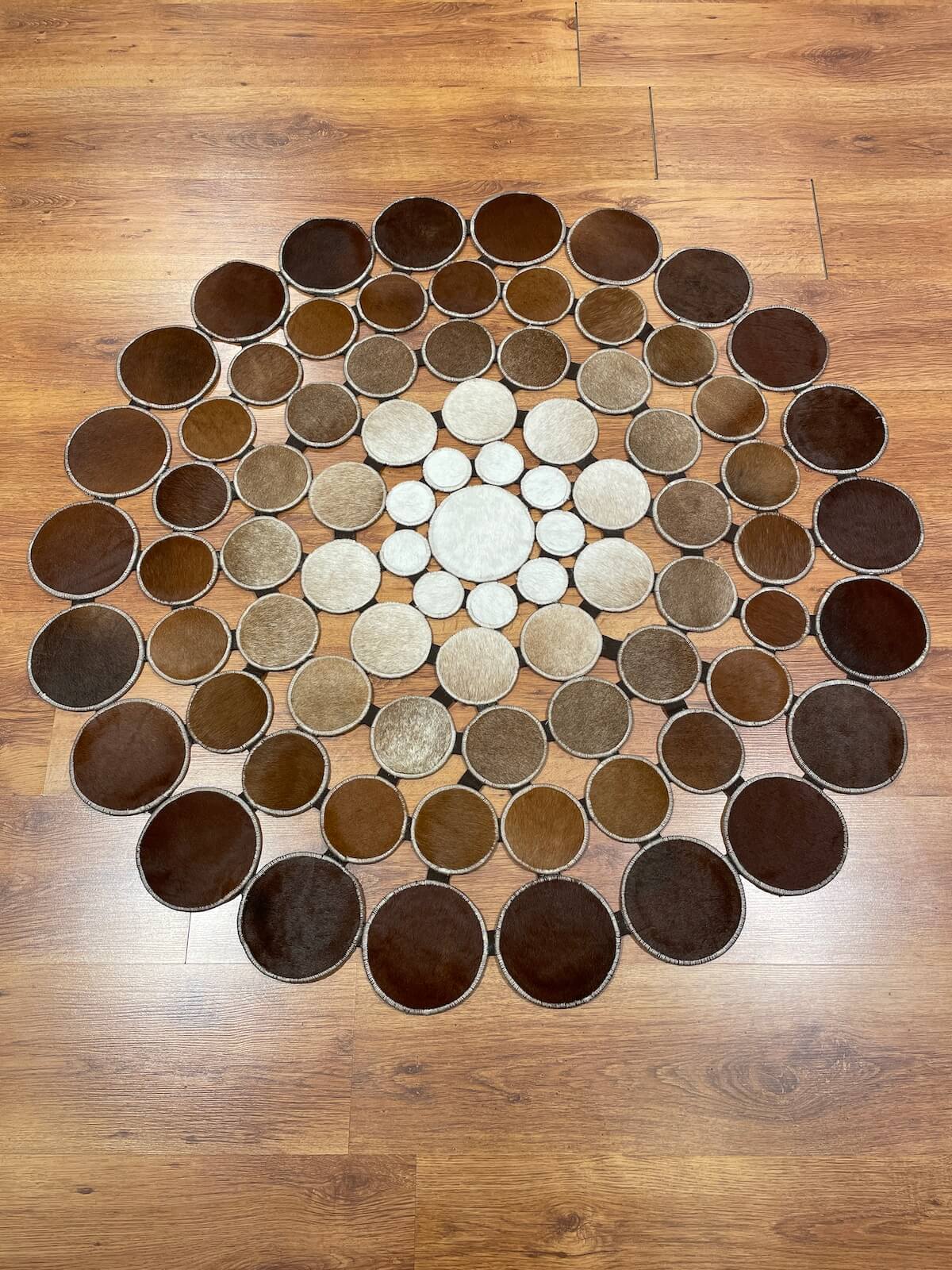 Puantiyeli Yuvarlak Orijinal Deri Halı