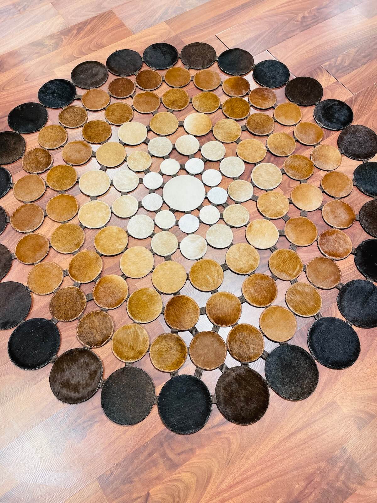 Puantiyeli Yuvarlak Orijinal Deri Halı