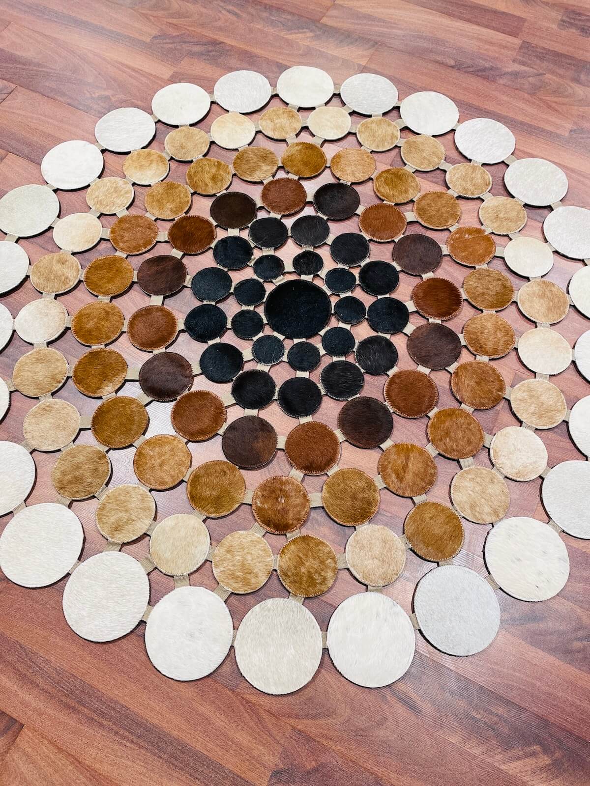 Puantiyeli Yuvarlak Orijinal Deri Halı