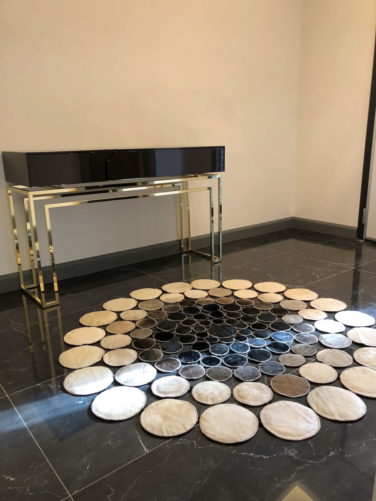 Puantiyeli Yuvarlak Orijinal Deri Halı