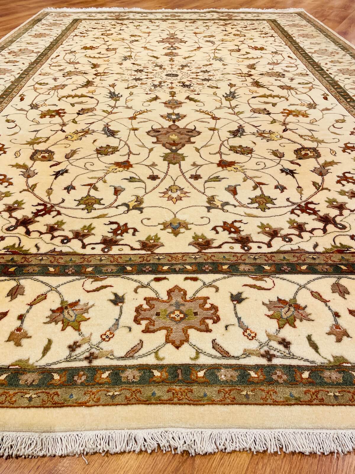 Enderun İpekli Uşak El Dokuma Halı