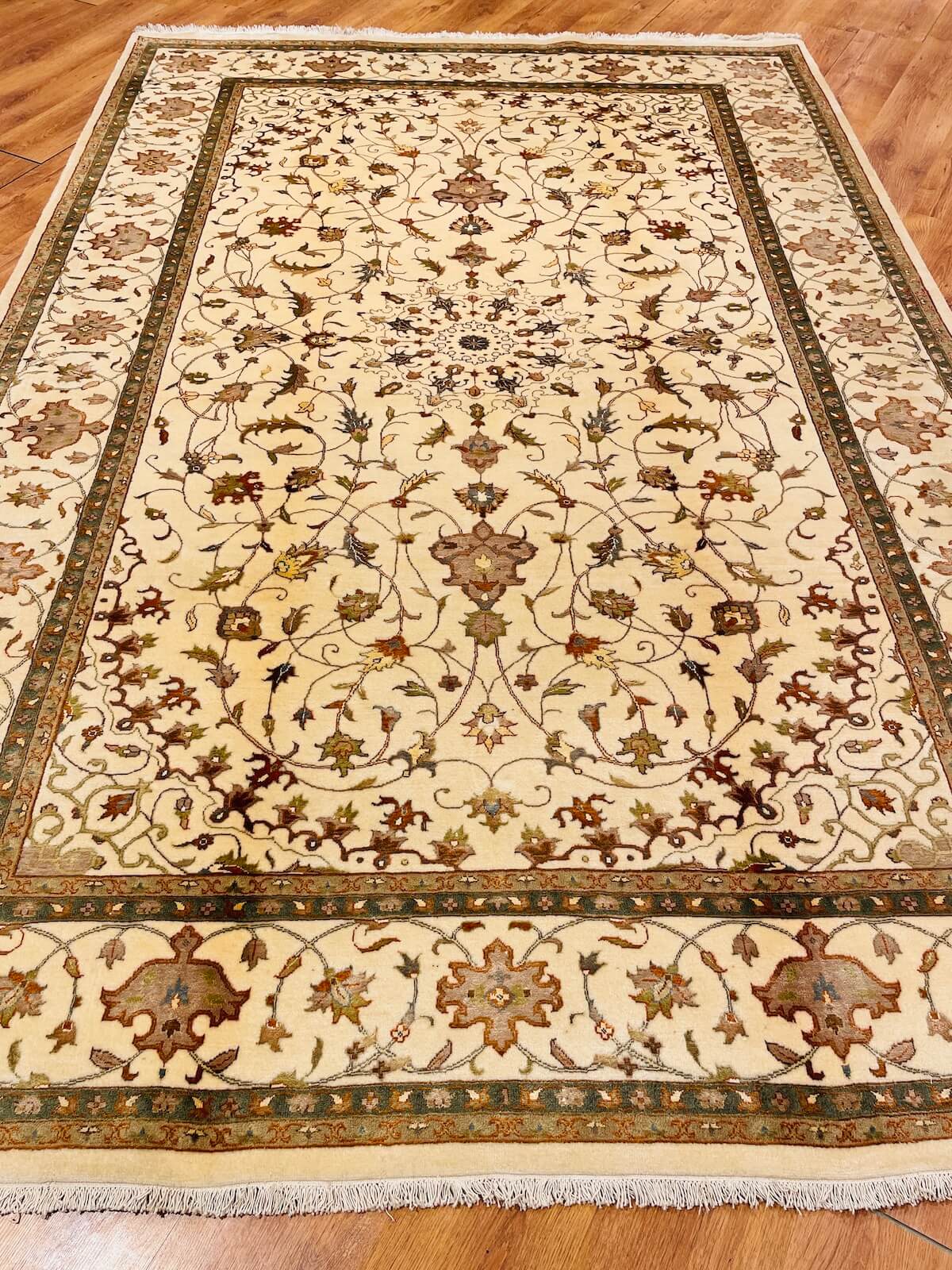 Enderun İpekli Uşak El Dokuma Halı