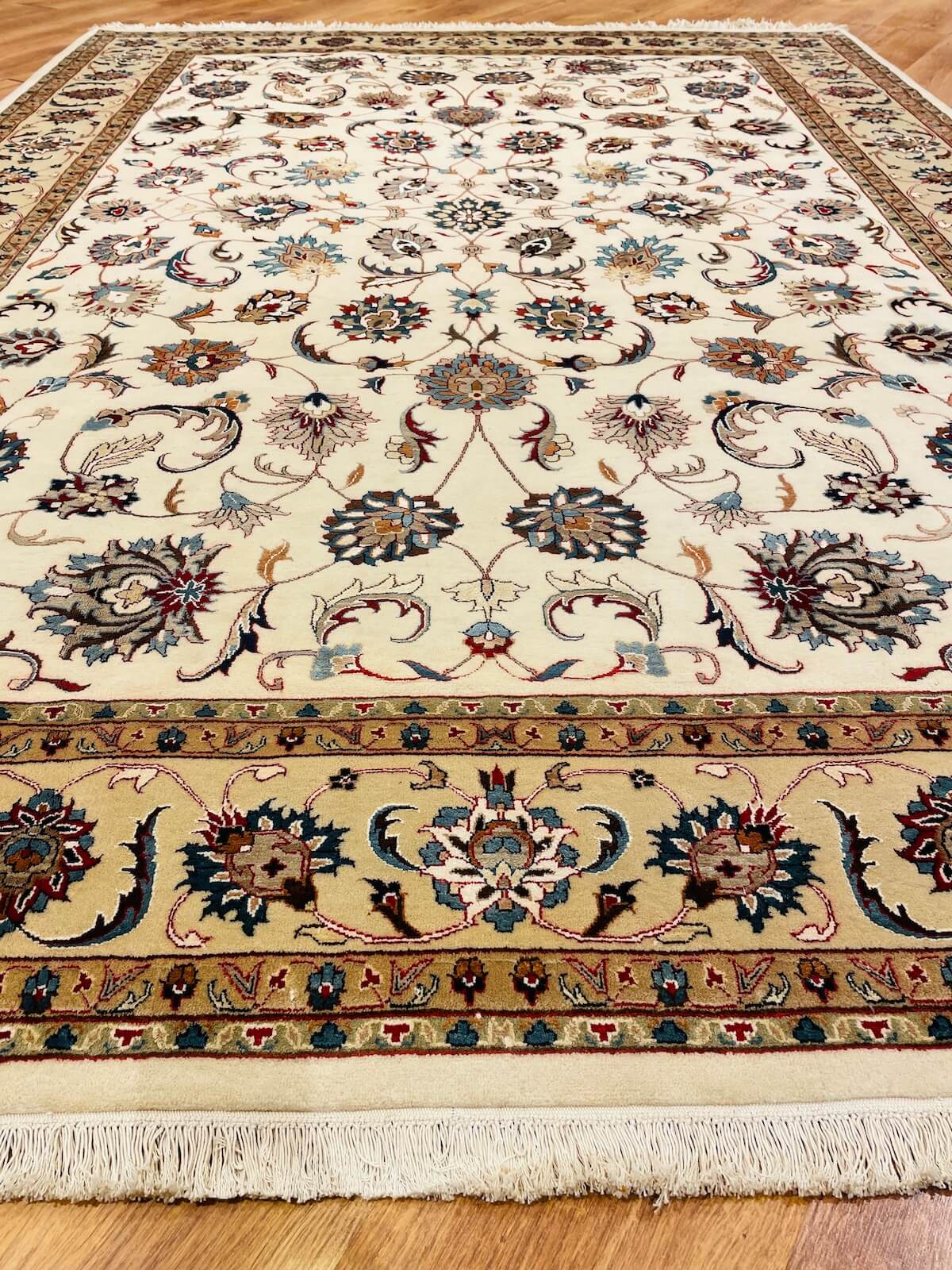 Enderun İpekli Uşak El Dokuma Halı