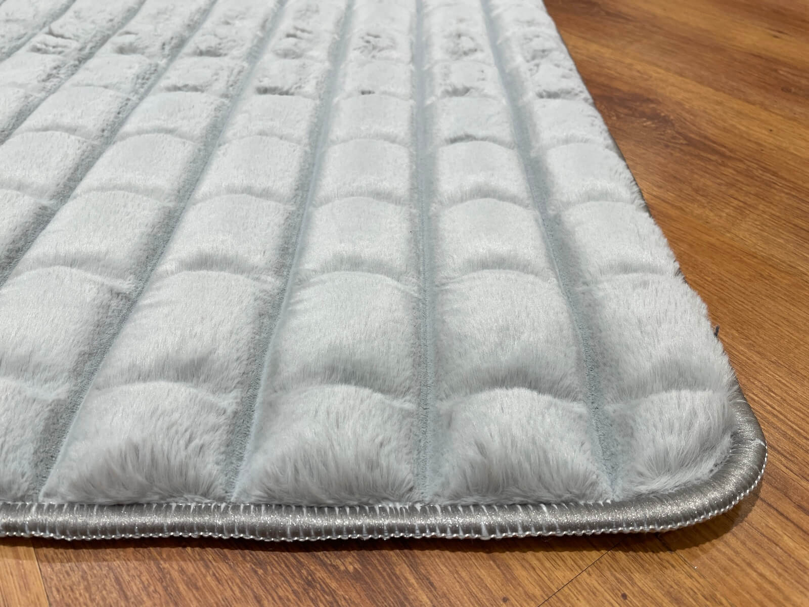 Piramit Desenli Gri Peluş Halı