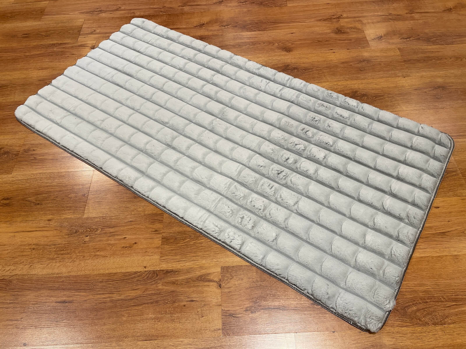 Piramit Desenli Gri Peluş Halı