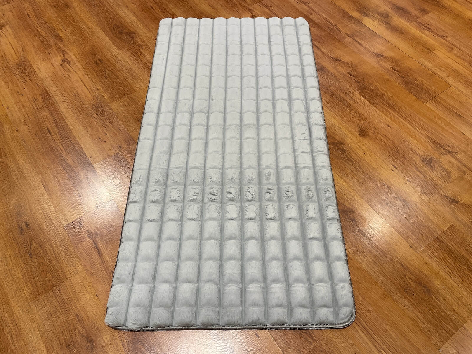 Piramit Desenli Gri Peluş Halı