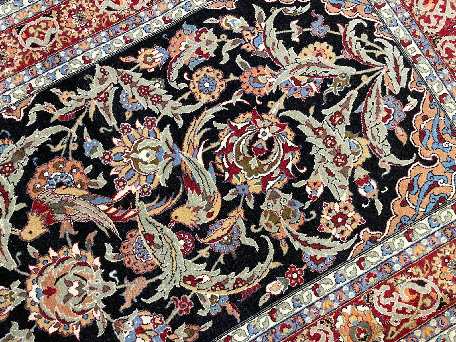 Hereke Mihraplı Siyah El Dokuma Halı