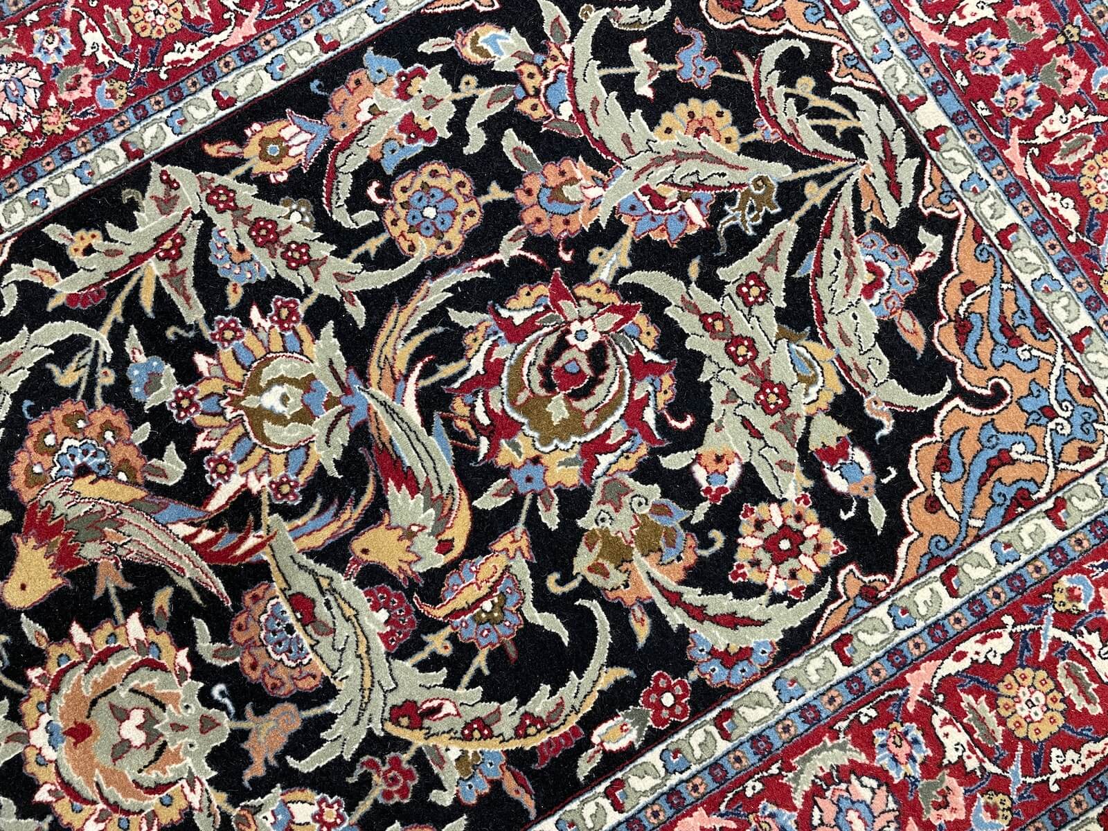 Hereke Mihraplı Siyah El Dokuma Halı