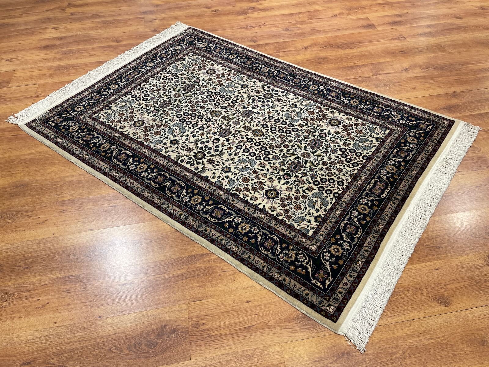 Hereke Yedidağın Çiçeği Krem El Dokuma Halı