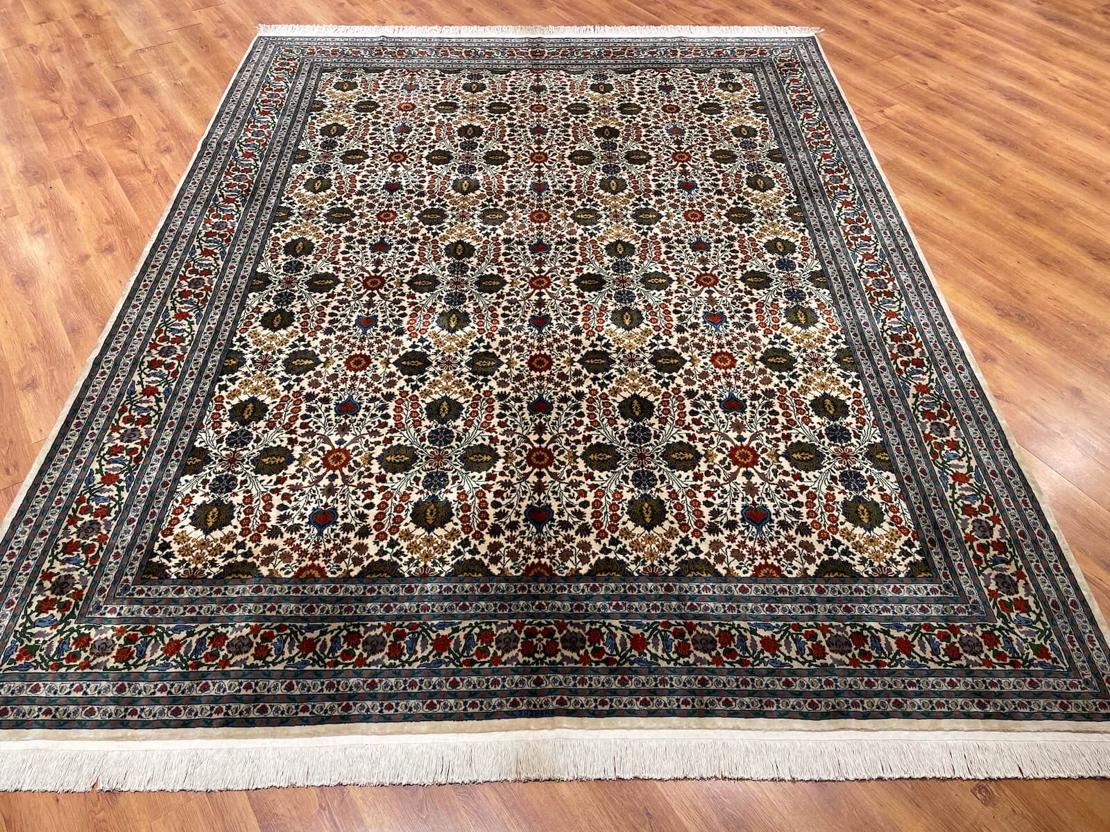 Hereke Yedidağın Çiçeği Krem El Dokuma Halı