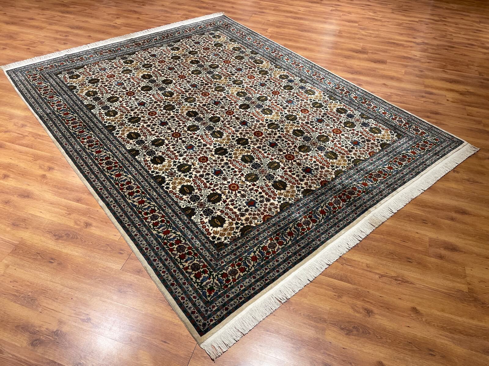 Hereke Yedidağın Çiçeği Krem El Dokuma Halı